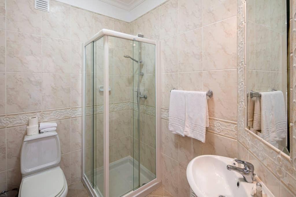 Luxury With Free Use Of Pool, Gym And *